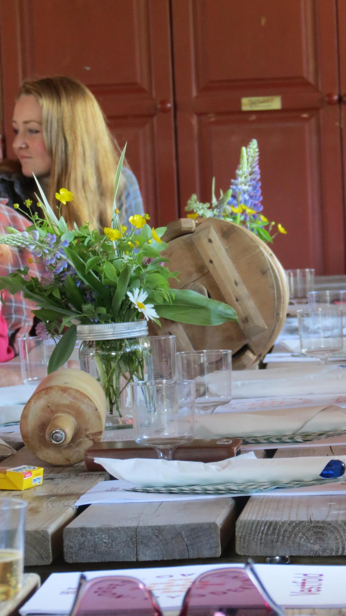 De forskjellige hjelpemidlene som kvinnene hadde til rådighet ble lagt som pynt mellom markblomster og servietter
