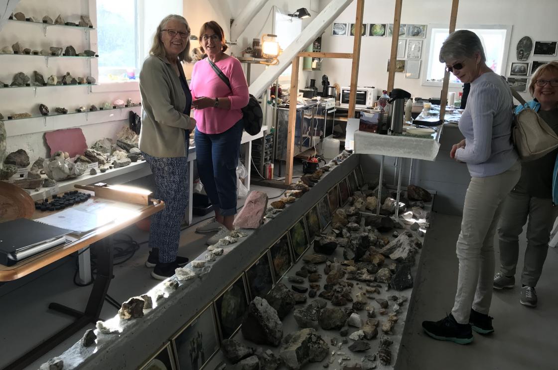 Geitefjøsen på Dale omgjort til steinsamlingsutstilling.