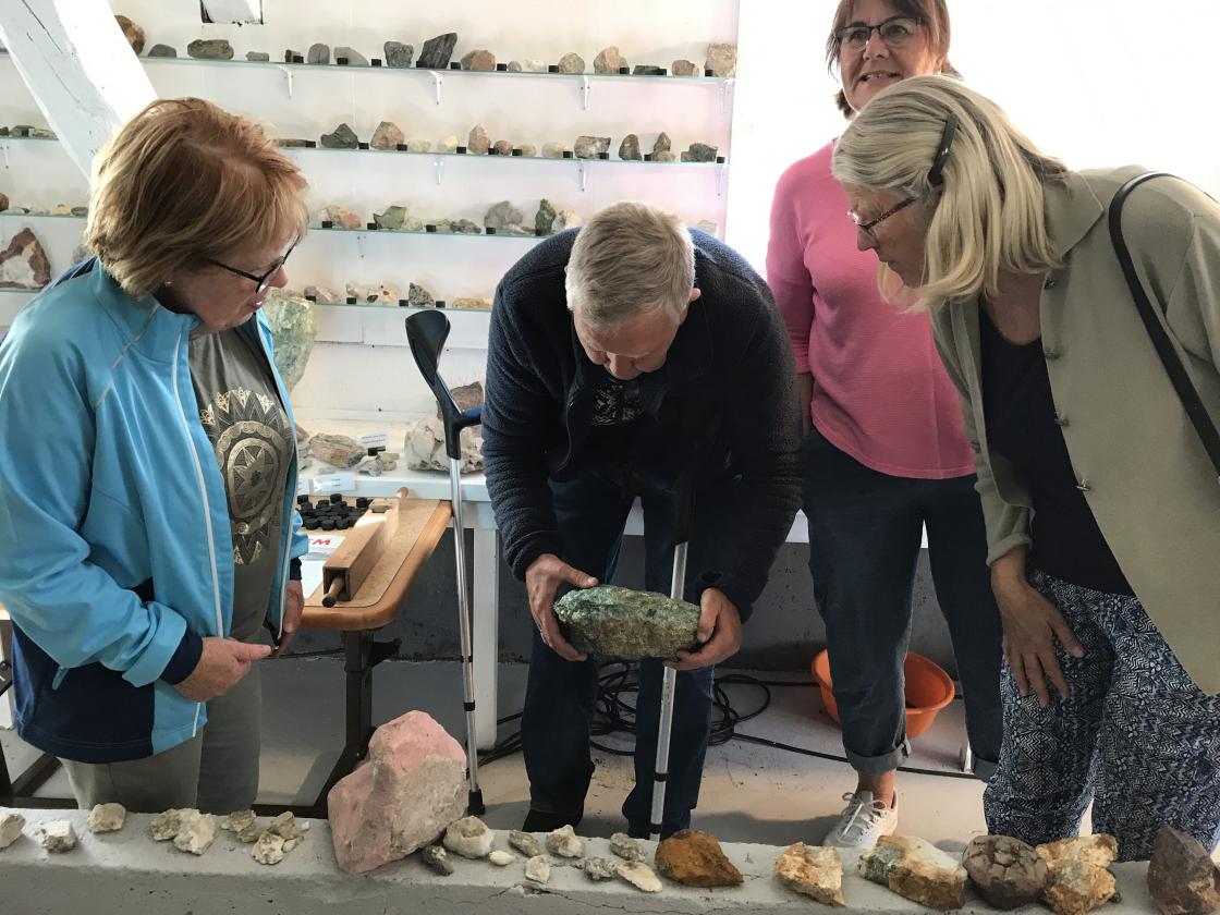 Liv Eldri og Gerd følgjer godt med.