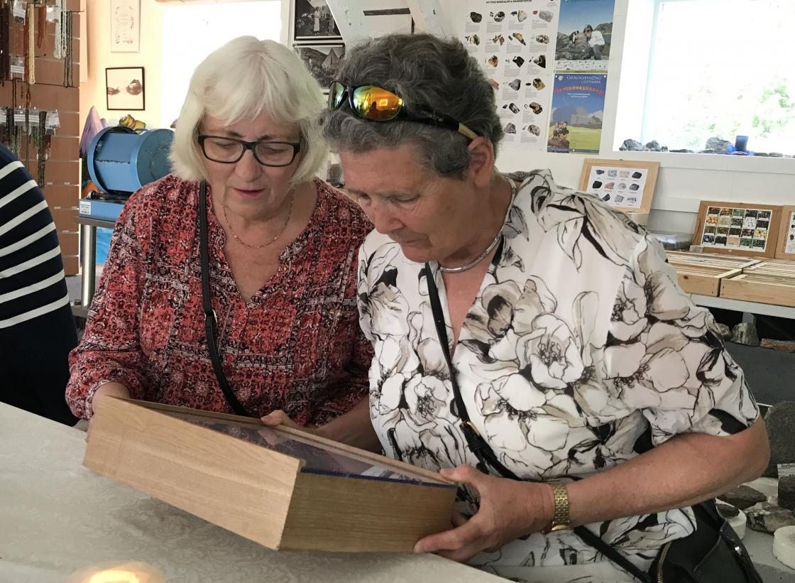 Bodil og Anne studerer også gullet, - kanskje blir det gullgraving?