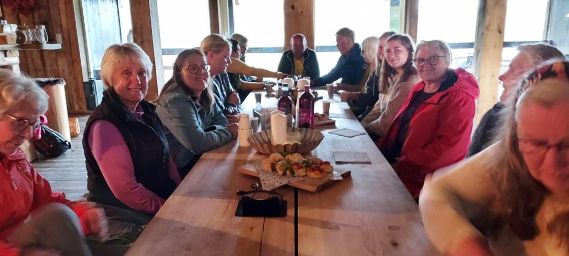 Matøkt ved langbordet på løa