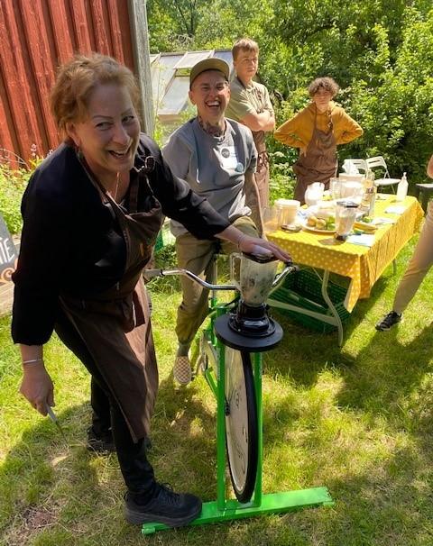 Deltagerne var selv med på å lage mat. Her iherdig innsats på sykkeldrevet blender. Foto: Helle Cecilie Berger.