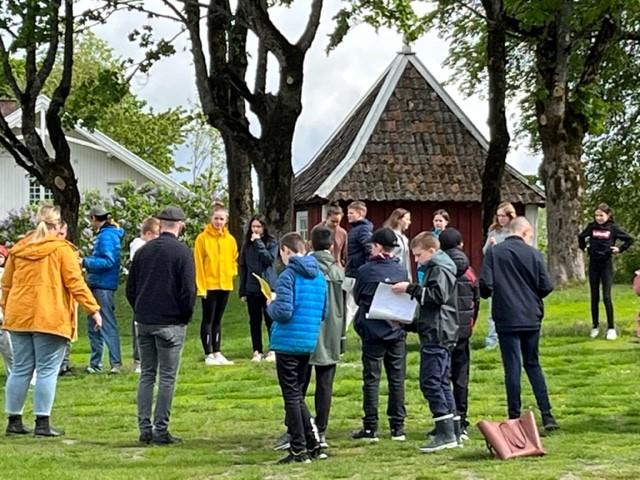 Ungdommer utenfor Hobøl kirke