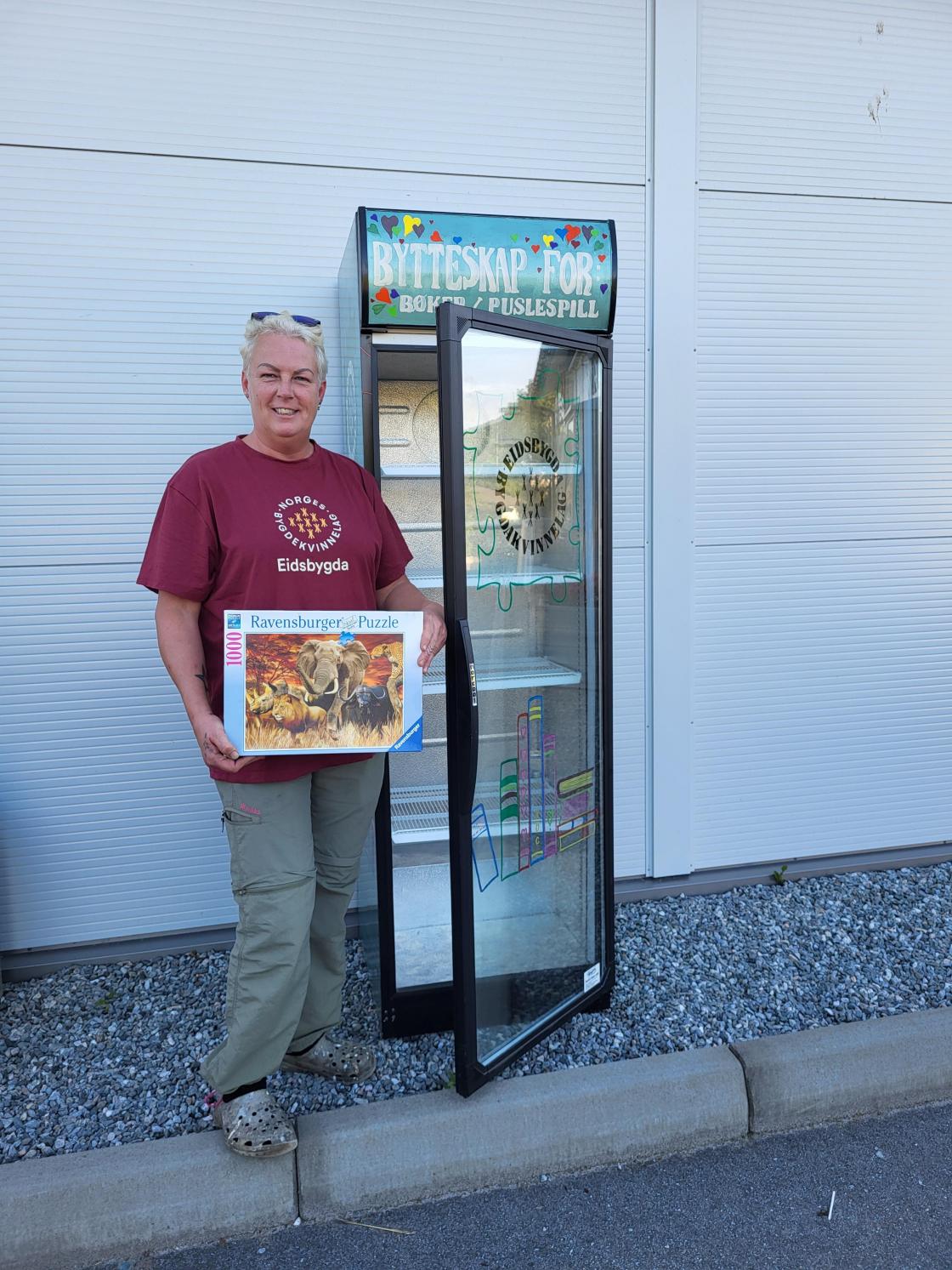 Astrid her med første puslespillet i skapet