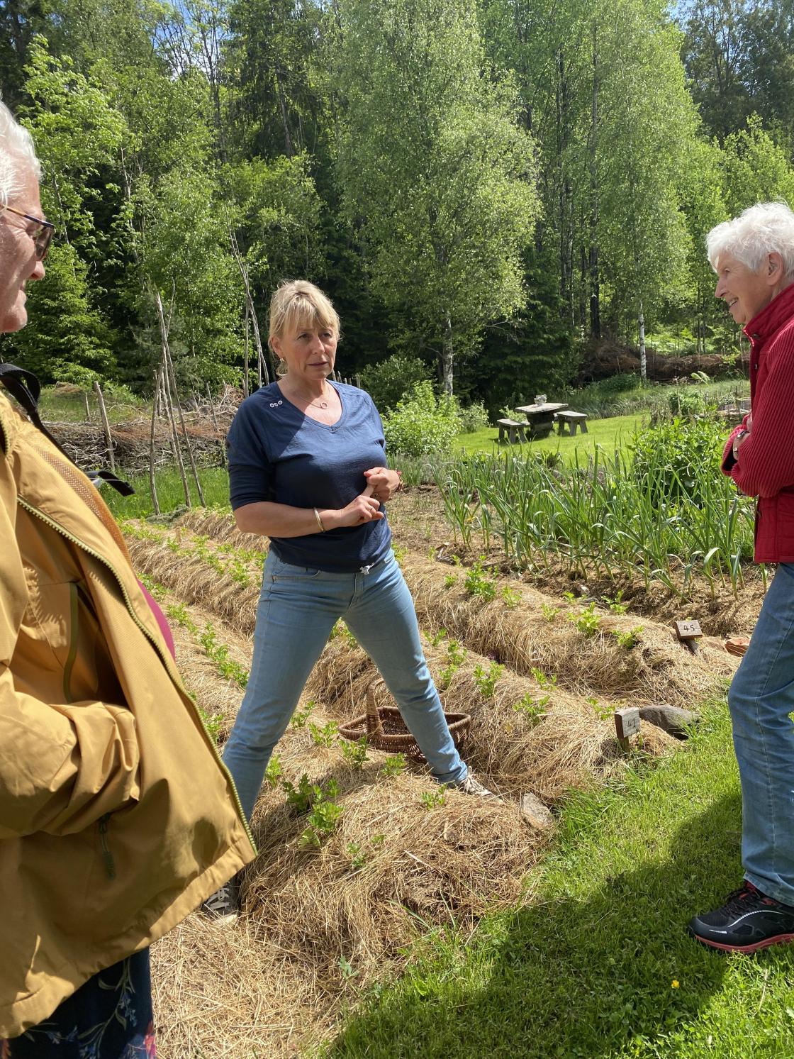 Hedda Kortnes forklarer i hagen på Bøensetre
