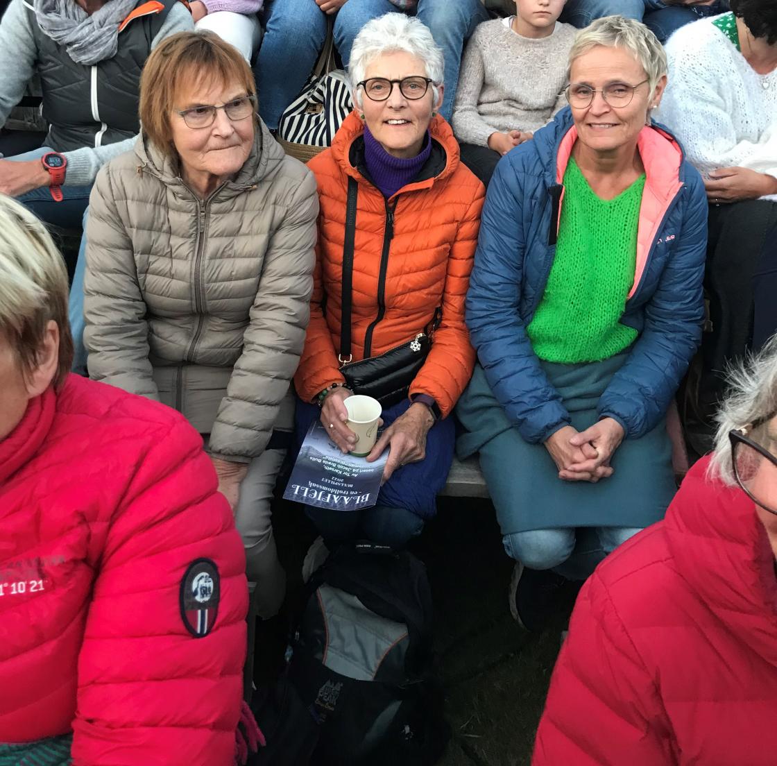 Damene på andre rad