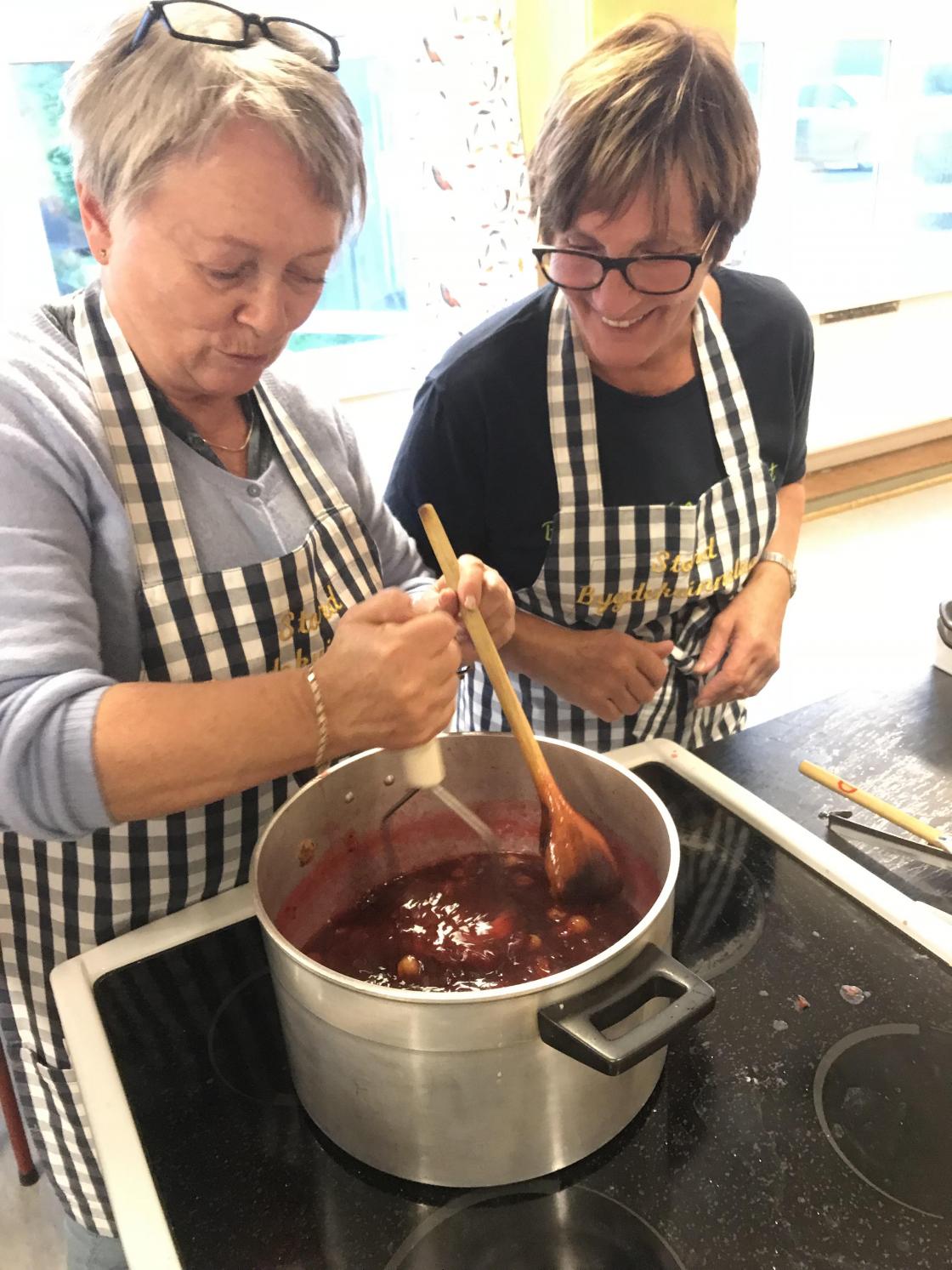 Mariann og Alfhild lager syltetøy