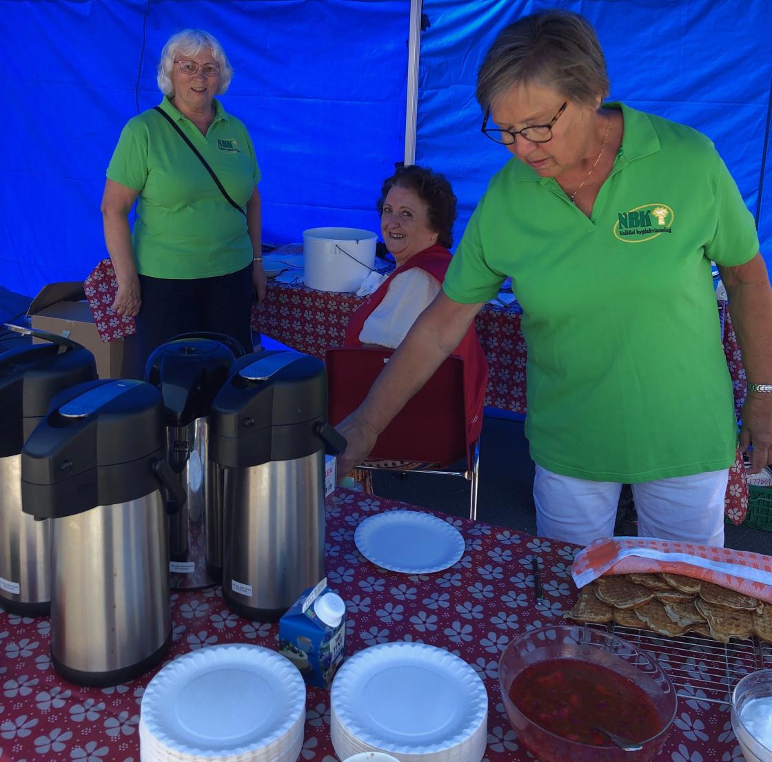 Vaffelpressa gjekk varm,- nysteikte vaflar med mykje nyrørt jordbærsylte på!