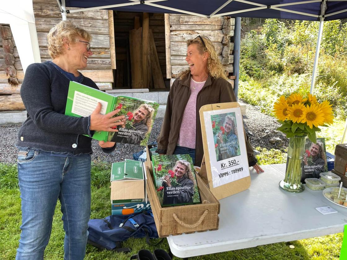 Trine Steen og Ellen Grorud med hennes bok "Ellas spiselige verden"