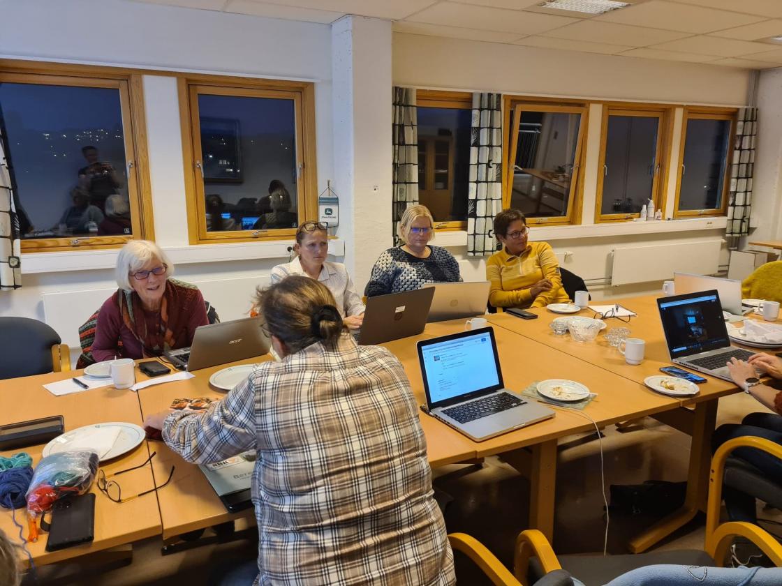 Flitige damer med dataen