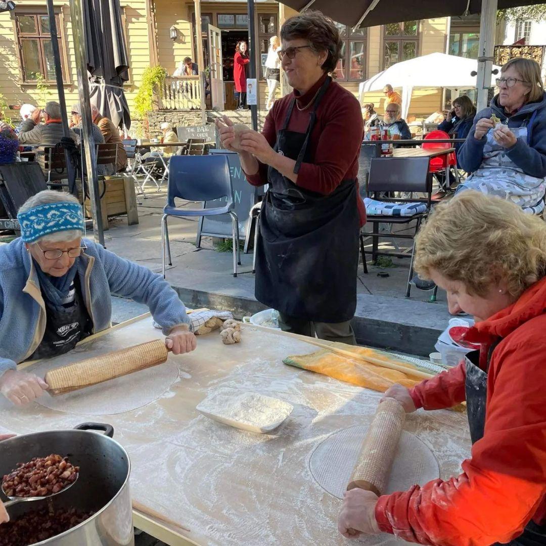 Bakegjengen  i full sving.