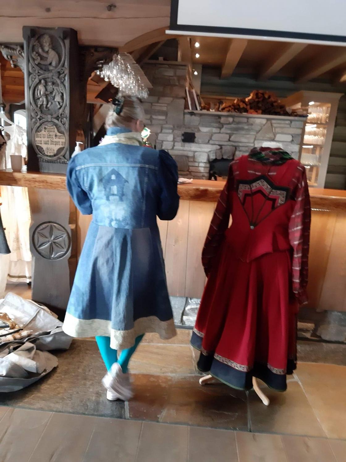 Kåpe laget av gamle olabukser