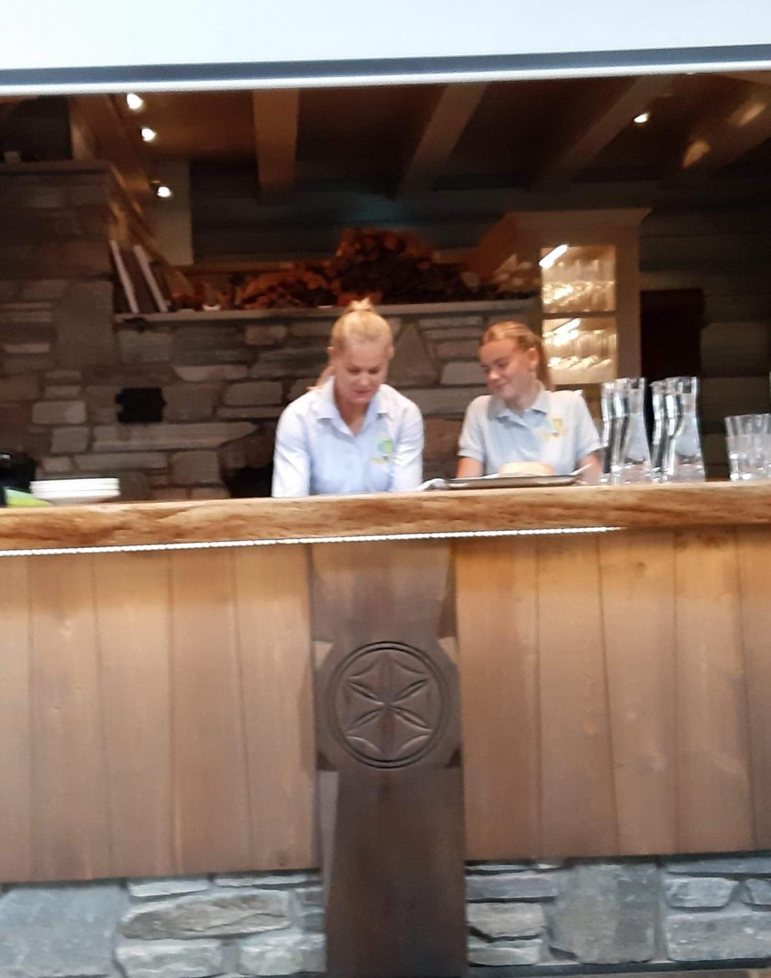 Disse fiksa og ordna mat og drikke.