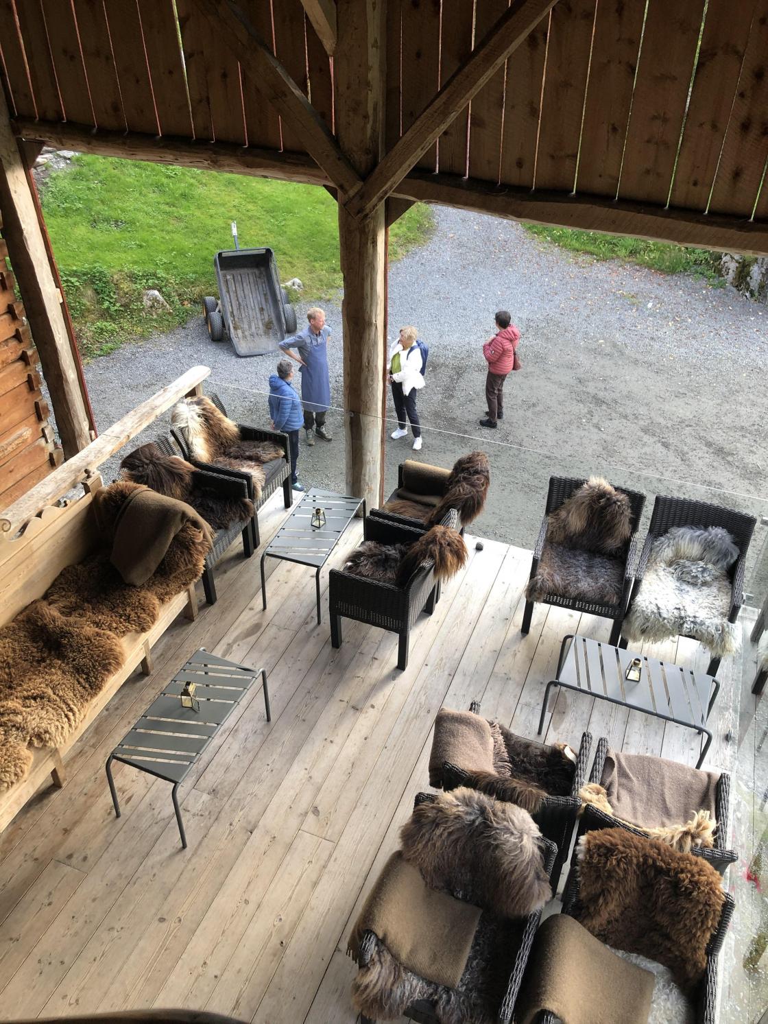 I første etasje av låven er det uteplassen med sitjeplassar.