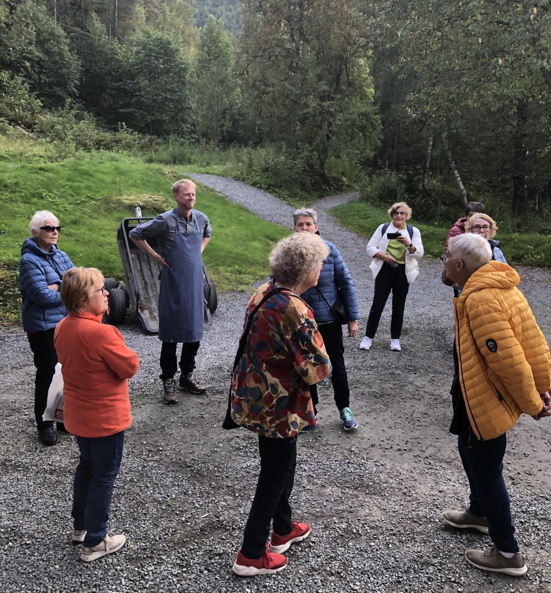Kokken, Christoffer Schønfeld orienterer om garden og hyttene på Juvet