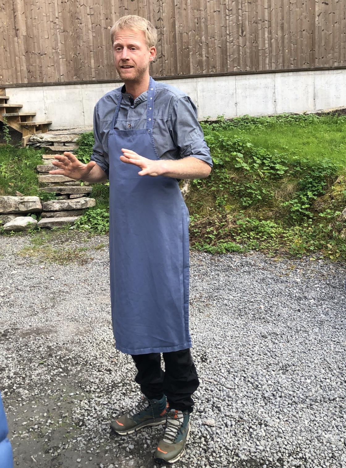 Christoffer, fortalde om menyen på Juvet. Bruker kortreiste råvarer.