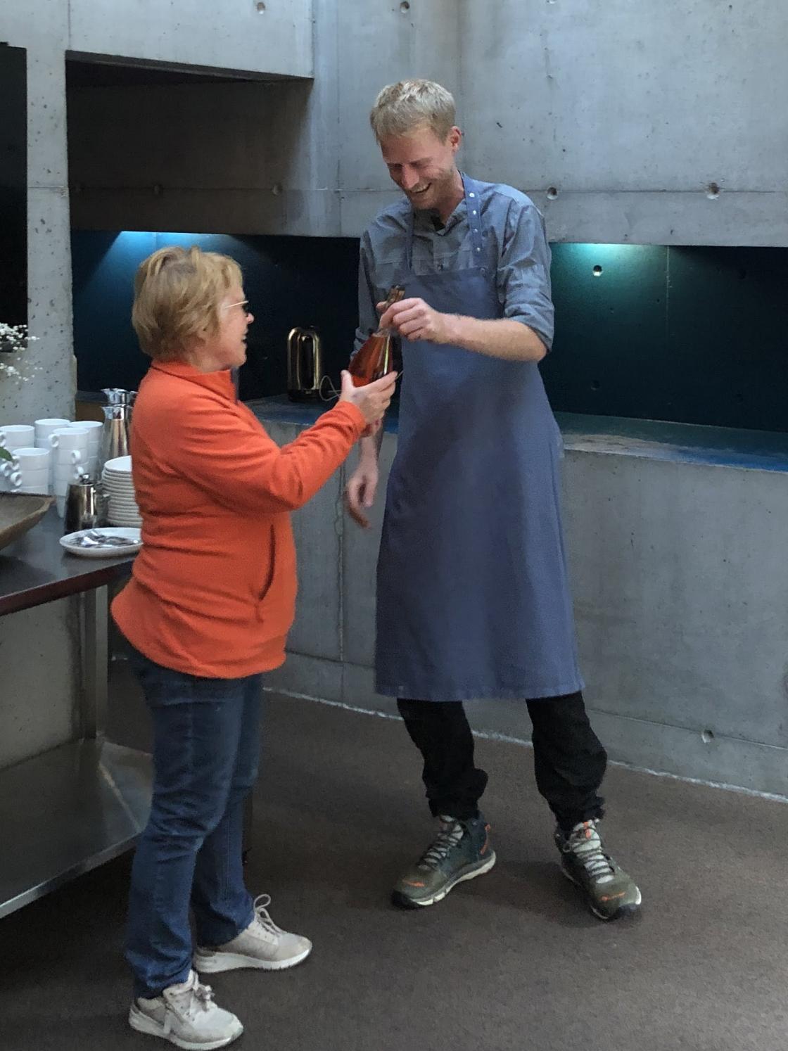 Gerd overrekte ei lita takkehelsing  frå Bygdekvinnelaget.