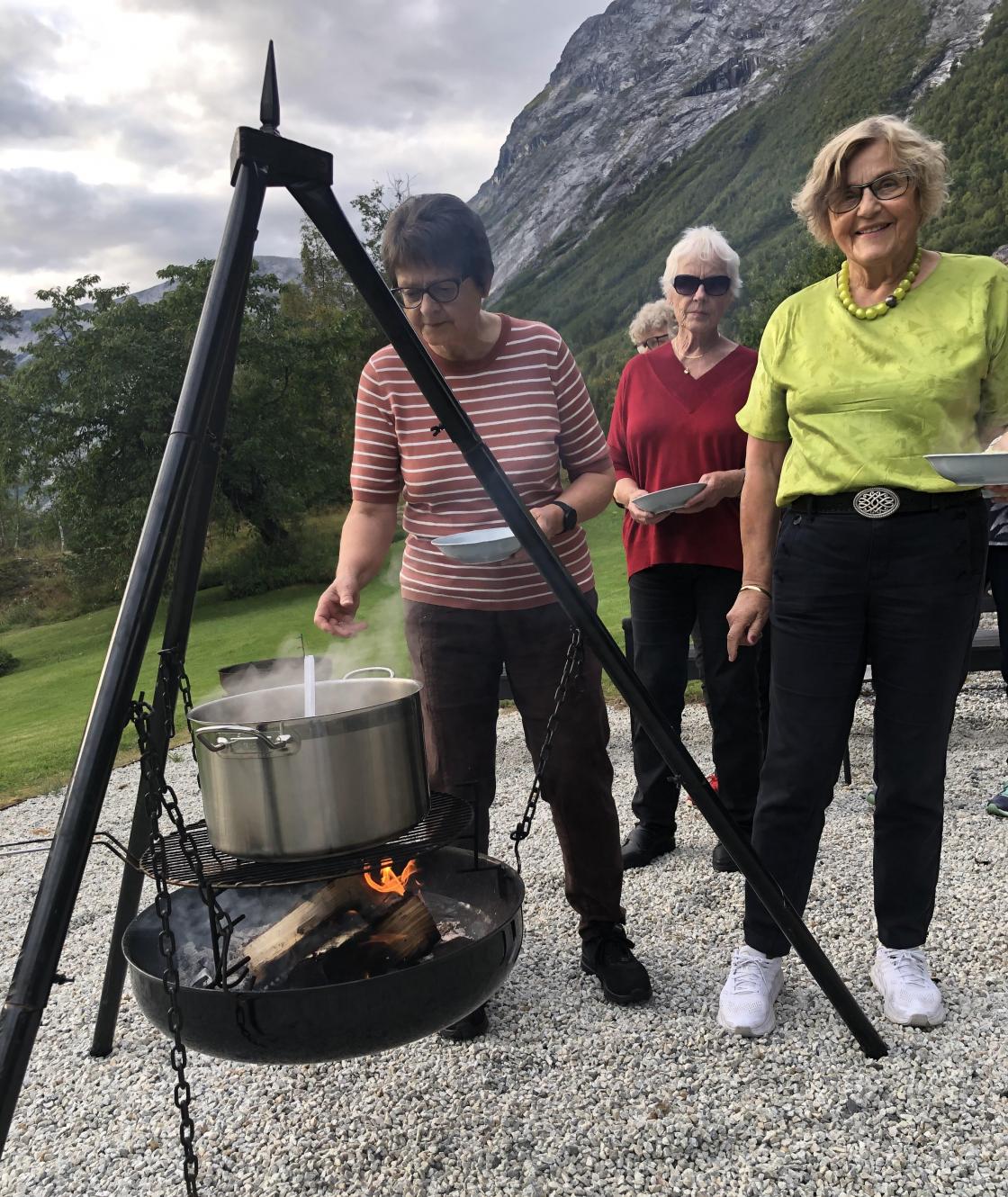 Her forsyner dei seg av suppa.