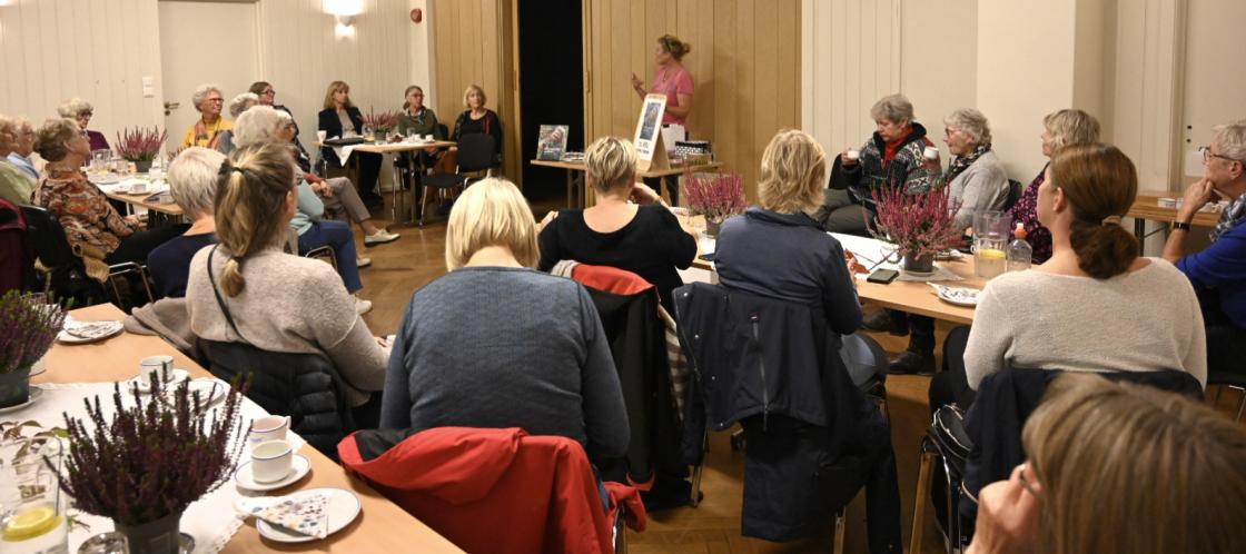 Det var mange som ville høre Ella fortelle fra boka si