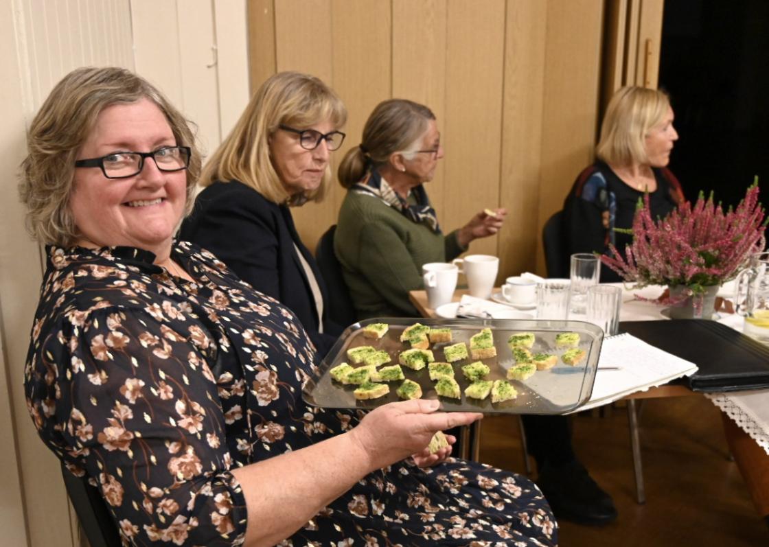 Berit Hjortenberg med smaksprøver av ramsløk, smakfullt