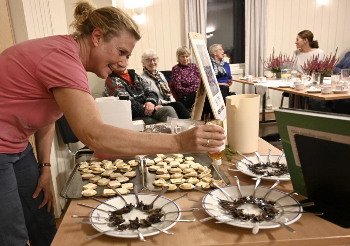 Ella tar en dæsj løvetannsirup på ost og kjeks