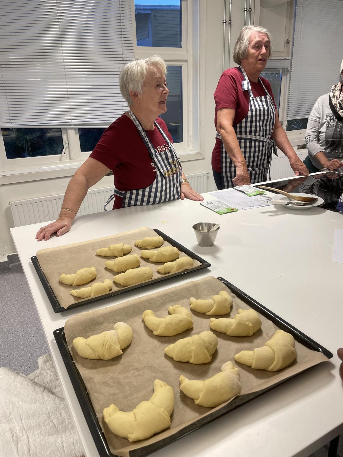 Mariann og Sissel bakte horn med sin gruppe