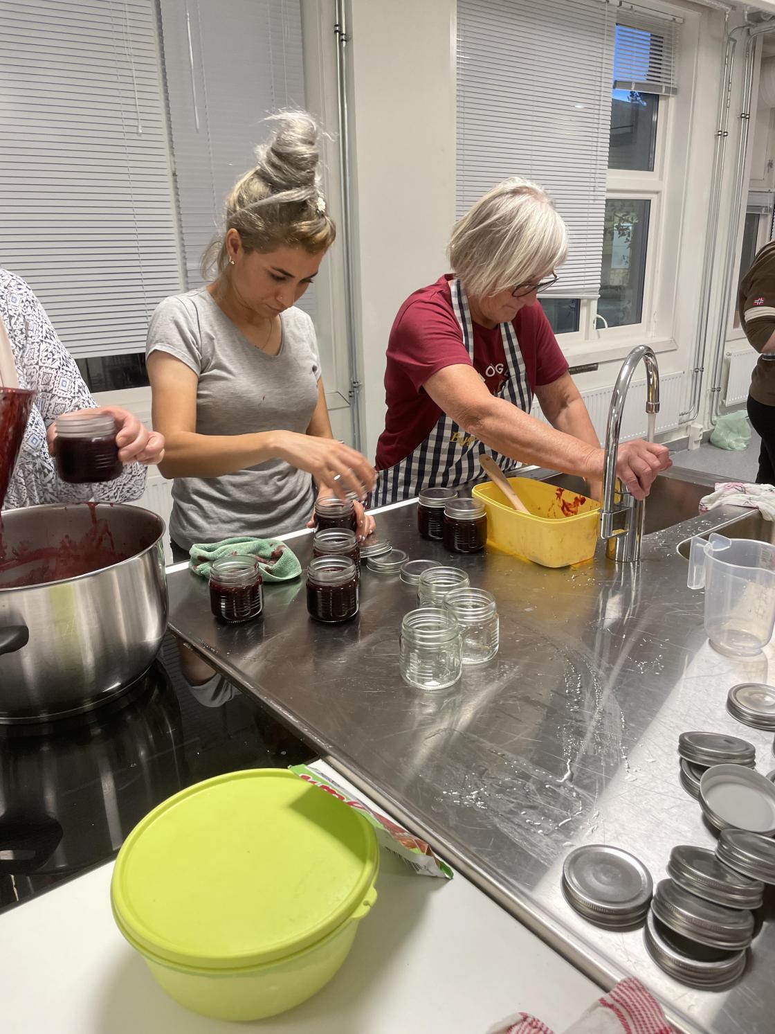 Glassene fylles med godsaker