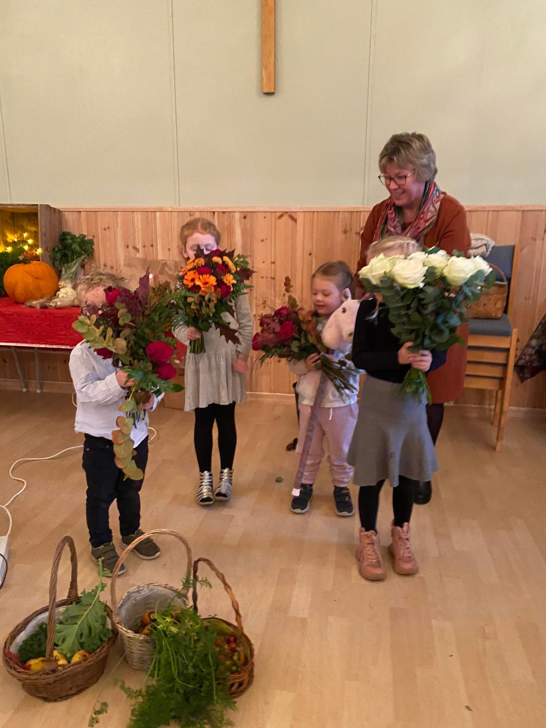 Deltakerne i Barnas kjøkkenhage fikk blomster.