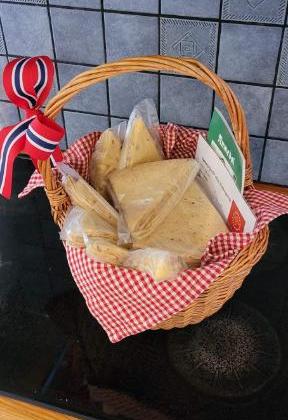 Laget av dyktige bakedamer i Svene Bygdekvinnelag