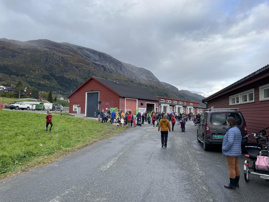 Masse folk under Open Gard både ute og inne.