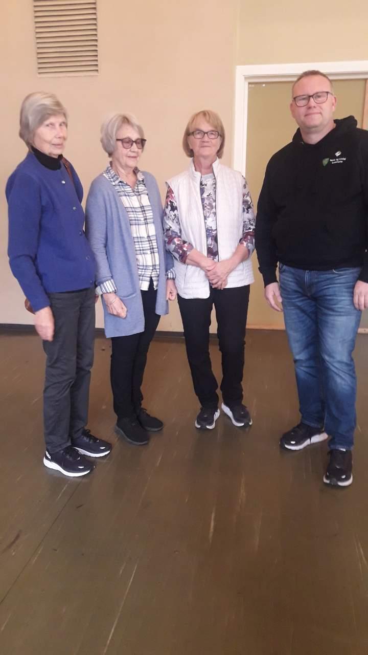 Bygdekvinner sammen med bygdeutvikler