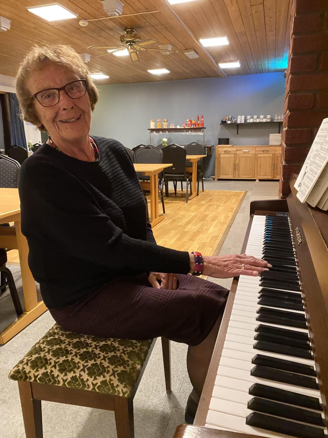 Gro spiller til sangene