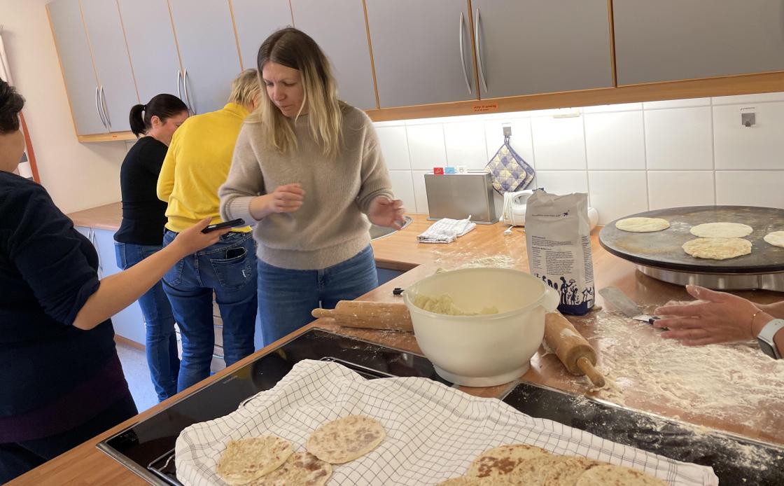 Alle må prøve på kjevlekunsten.