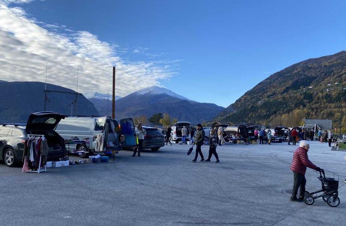 Mange nytta sjansen både til å selge og kjøpe.