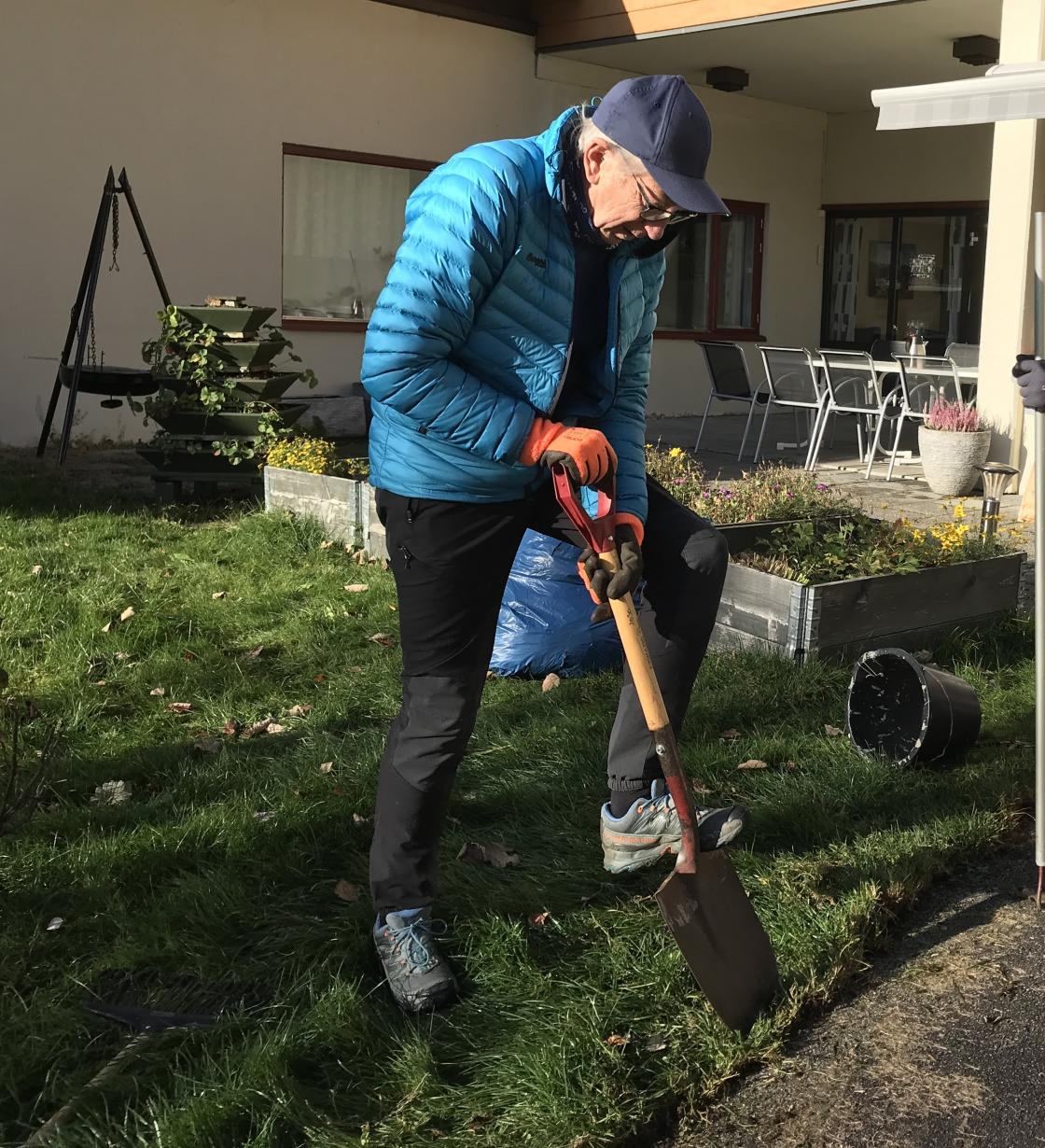 Oddbjørn begynte på å spa fram vegen, blir smalare år for år.