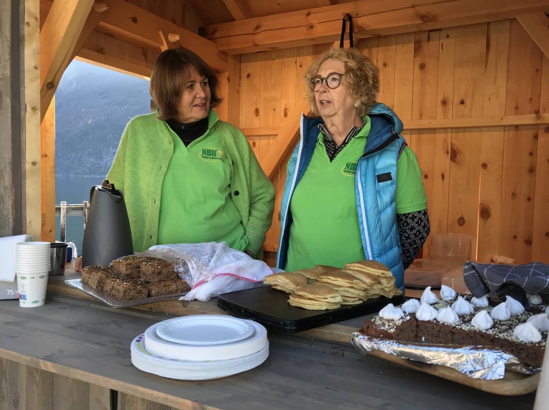 Bjørg og Nelly selde kaffi, sveler og gode kaker.