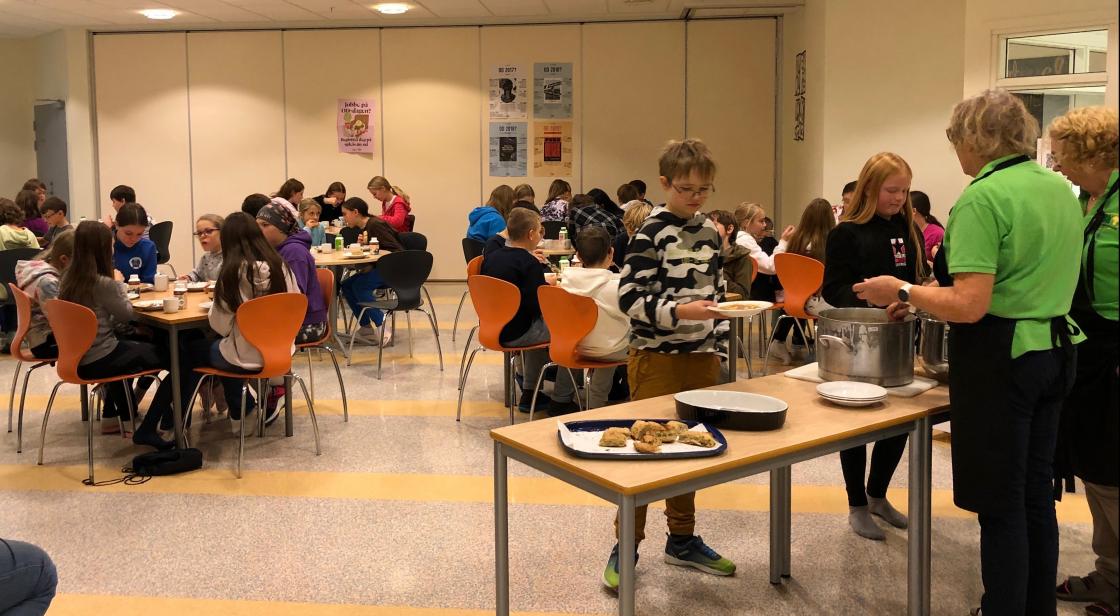 6. klasse laga lunch til heile mellomsteget.