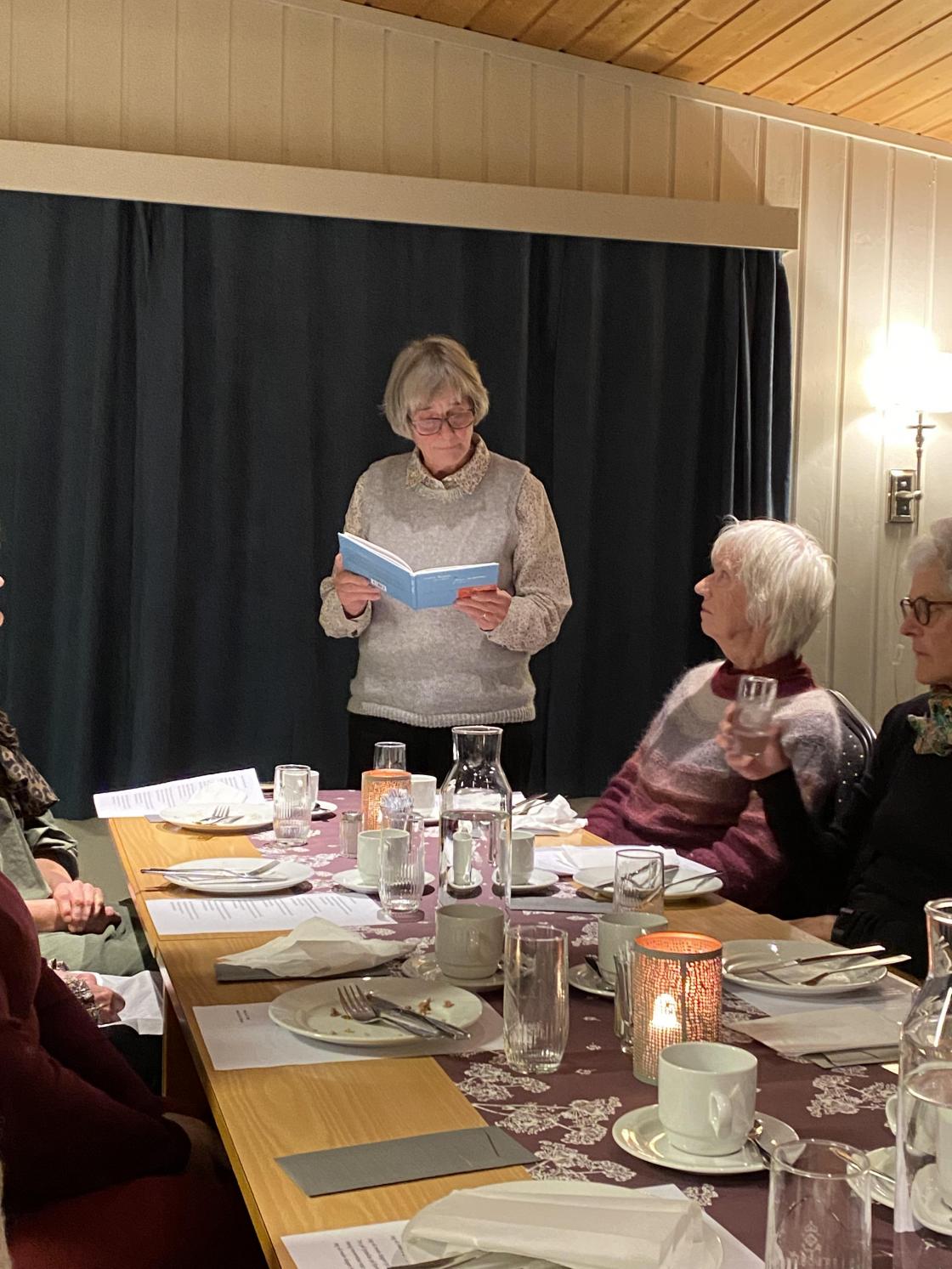 Ingrid Marie leser "den siste glede" av Andre Bjerke