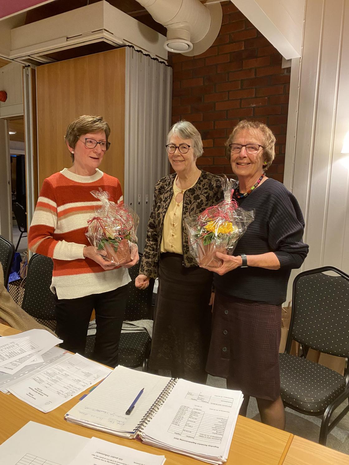 Karin og Gro får blomster