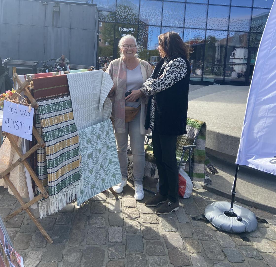 Flere av damene fra vevstuen var også med ved utstillingen