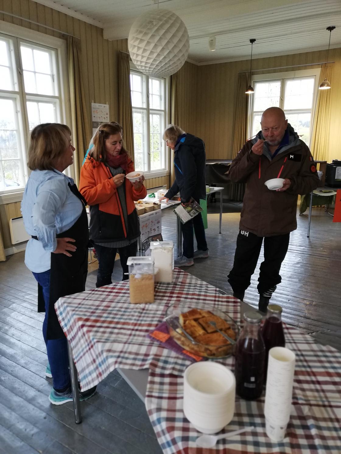 Hanne deler ut smaksprøver!