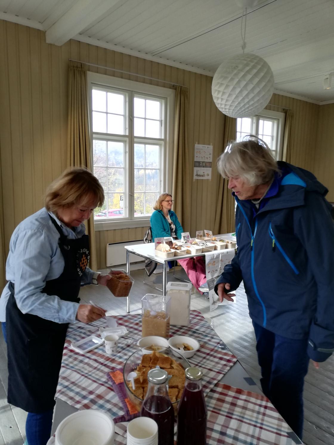 Bente ville også smake på brødpuddingen!