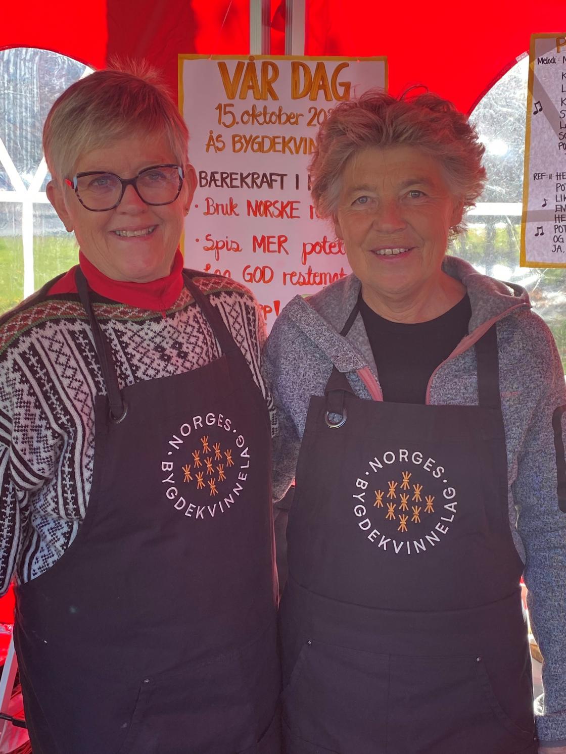 Birgit og Hilde i Ås Bygdekvinnelag. Poteten var tema på deres stand - og vi ble slått i bakken av hvor mange retter vi kan lage av poteter. Bygdekvinnene serverte deilig potetsuppe og delte ut smaksprøver på edikkpoteter, salte poteter, sjokoladekake, hveteboller og brød laget av poteter. Birgit og Hilde i Ås Bygdekvinnelag. Poteten var tema på deres stand - og vi ble slått i bakken av hvor mange retter vi kan lage av poteter. Bygdekvinnene serverte deilig potetsuppe og delte ut smaksprøver på edikkpoteter, salte poteter, sjokoladekake, hveteboller og brød laget av poteter.