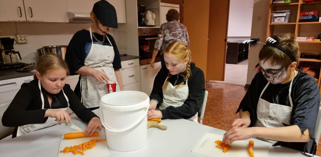Hovet og Hol Fritidsklubb arrangerte Halloween-fest, likevel tok ungdommen seg tid til å være med å kutte opp gulrøtter til elghakk som skulle serveres på VÅR DAG-arrangementet til Hovet Bygdekvinnelag. Hovet og Hol Fritidsklubb arrangerte Halloween-fest, likevel tok ungdommen seg tid til å være med å kutte opp gulrøtter til elghakk som skulle serveres på VÅR DAG-arrangementet til Hovet Bygdekvinnelag.