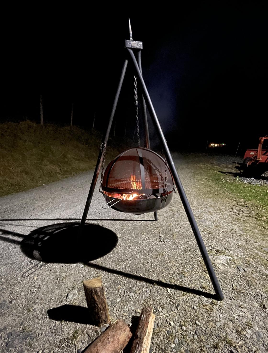 Bålpanne og gløgg er godt å varme seg på.