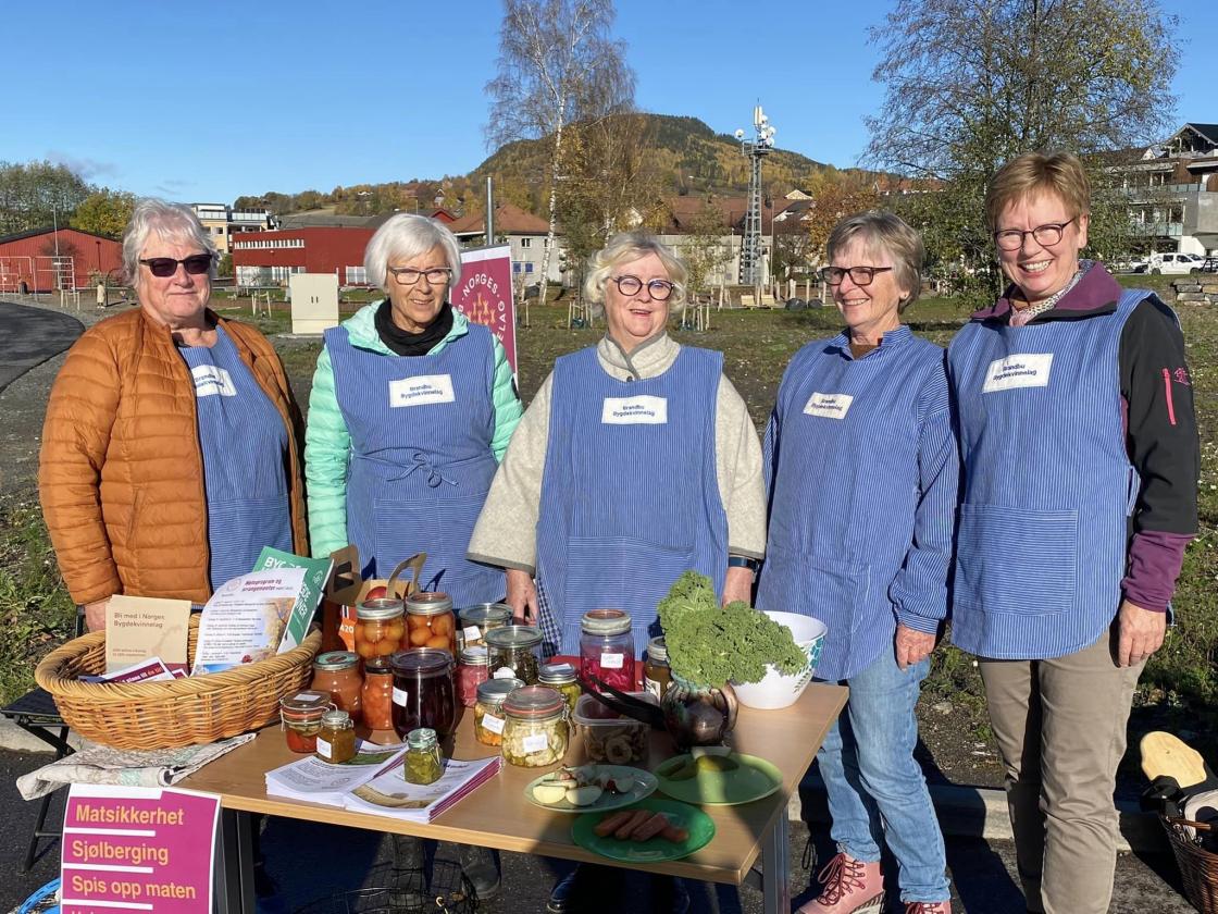 Brandbu Bygdekvinnelag snakket om selvberging, matsikkerhet og spise opp maten. De delte også ut brosjyrer de hadde laget selv med tema bærekraft og matsikkerhet. Brandbu Bygdekvinnelag snakket om selvberging, matsikkerhet og spise opp maten. De delte også ut brosjyrer de hadde laget selv med tema bærekraft og matsikkerhet.