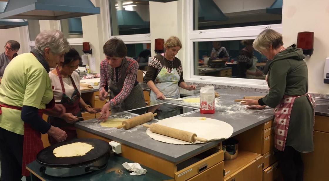 Grimo bygdekvinnelag bakar potetkaker