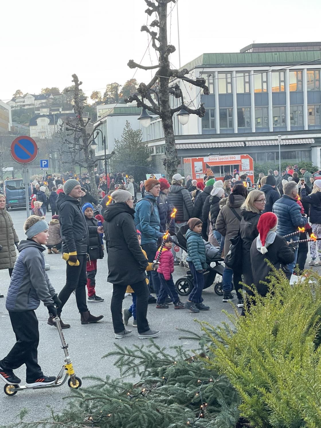 Flere hundre gikk i fakkeltog.