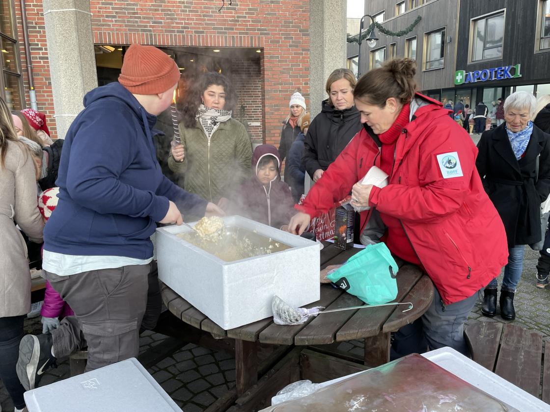 Røde Kors delte ut grøt