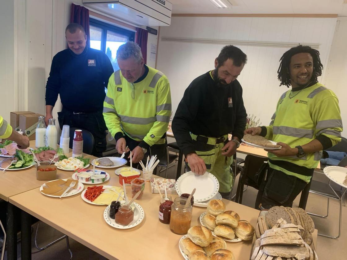 Biri Bygdekvinnelag serverte lunsj til arbeiderne som bygger ny barnehage og barneskole, i tillegg til at de serverte havregrøt og frukt på ungdomsskolen. Biri Bygdekvinnelag serverte lunsj til arbeiderne som bygger ny barnehage og barneskole, i tillegg til at de serverte havregrøt og frukt på ungdomsskolen.